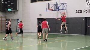 Sportowcy grający w koszykówkę