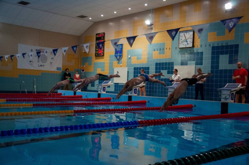 Sportowcy skaczący do wody